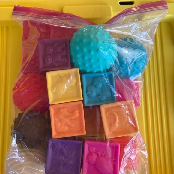 Silicone blocks and balls - Picture 1 of 1